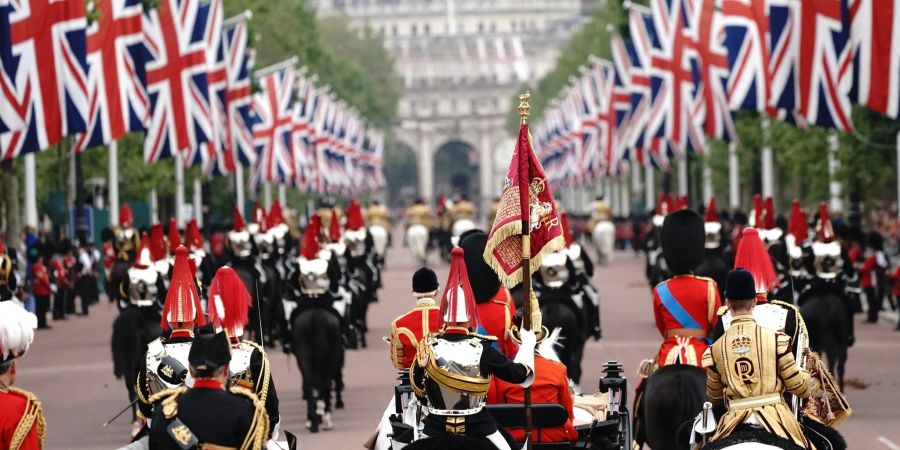 Kutschen fahren vom Buckingham-Palast über die Prachtstrasse «The Mall» zur «Trooping the Colour»-Zeremonie auf dem Exerzierplatz Horse Guards Parade.