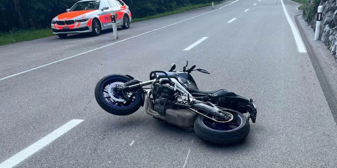 Gähwil SG: Motorradfahrer (21) knallt bei Überholmanöver in Mauer. Gähwil SG Unfall