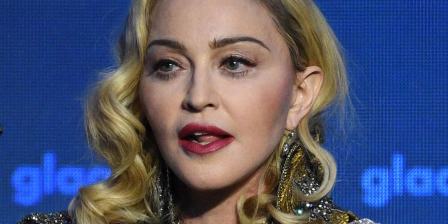 Madonna, US-amerikanische Sängerin, hat ihre Welttournee nach einer schweren Infektion verschoben.