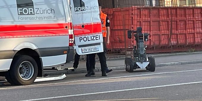Zur Bergung der Flasche kam ein Roboter zum Einsatz. Zur Bergung der Flasche kam ein Roboter zum Einsatz.