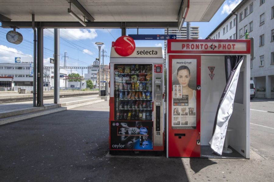 Deshalb gönnte sie sich ein Red Bull aus einem Selecta-Automaten. (Symbolbild)