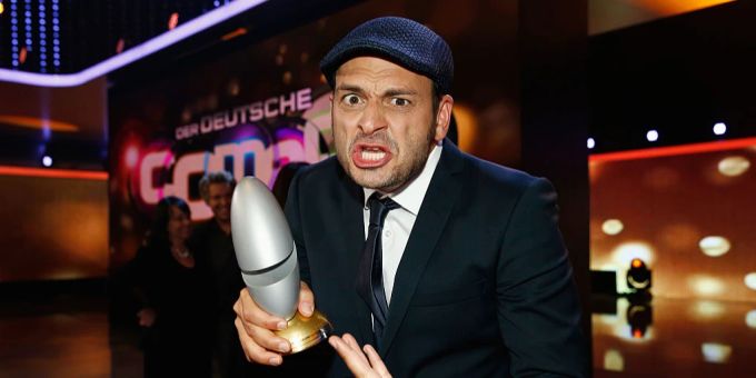Kaya Yanar ist ein berühmter deutscher Komiker und TV-Moderator. Er lebt schon seit Jahren am Zürichsee. Kaya Yanar