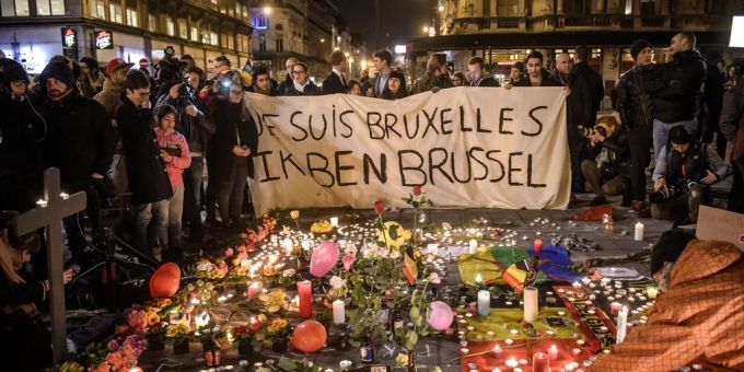 Nach den Anschlägen legen Menschen in Brüssel Blumen und Kerzen für die Opfer nieder. Brüssel