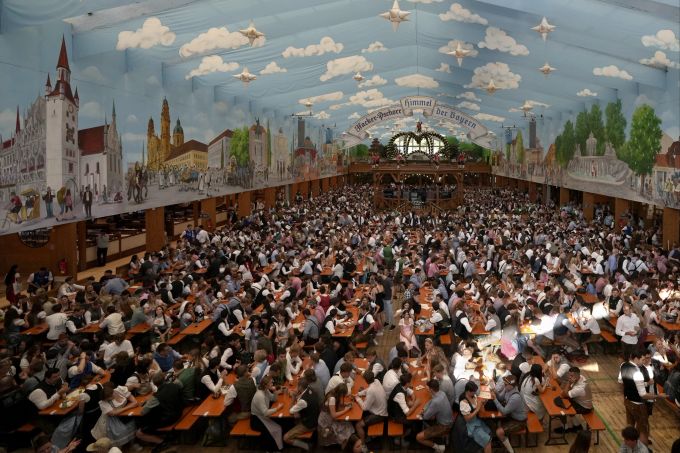 Leute am Oktoberfest. Oktoberfest