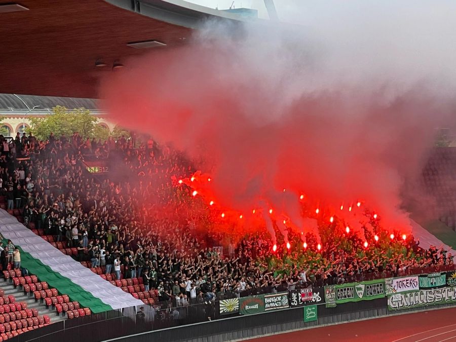 Die Fans des FC St.Gallen zünden vor Anpfiff ein grosses Feuerwerk im Letzigrund.