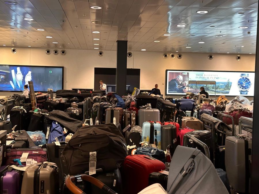 Die Koffer häufen sich massenweise am Flughafen – teils warten die Passagiere seit 10 Tagen darauf.