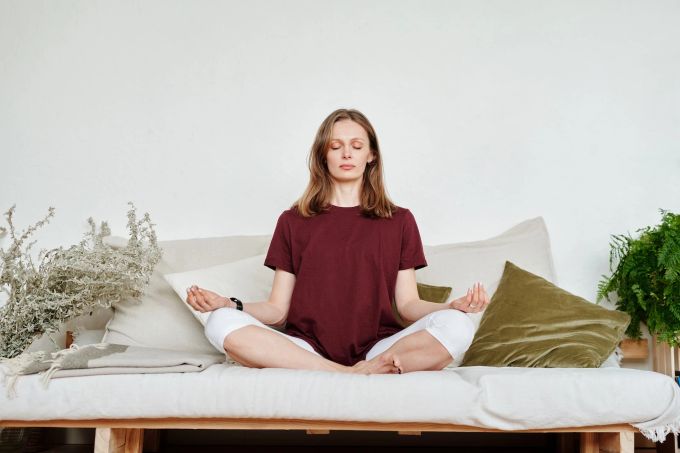 Achtsamkeitsübungen können helfen, schmerzhafte Gedanken zu mildern. Fokus, Meditation, Konzentration, Ablenkung