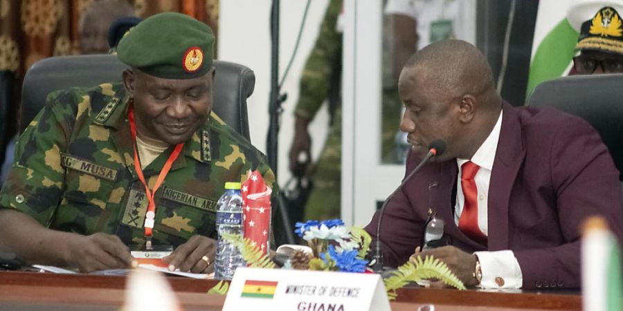 Dominic Aduna Bingab Nitiwu (r), Verteidigungsminister von Ghana, spricht mit Christopher Gwabin Musa, Generalstabschef von Nigeria, während der ausserordentlichen Sitzung des ECOWAS-Ausschusses der Chefs des Verteidigungsstabs. Foto: Richard Eshun Nanaresh/AP/dpa