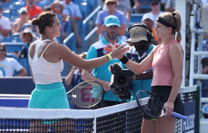 Karolina Muchova (rechts) besiegt Aryna Sabalenka im Halbfinal in Cincinnati. Cincinnati