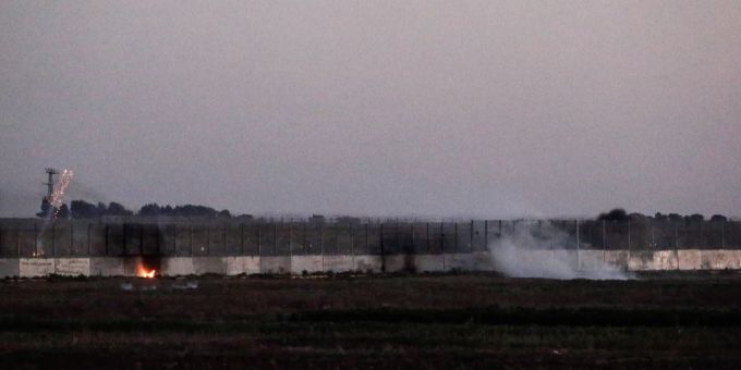 Bei Zusammenstössen zwischen Palästinensern und israelischen Truppen an der Ostgrenze des Gazastreifens steigt Rauch entlang der Grenzmauer auf, 17. September 2023.