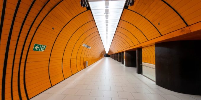 Ein leerer U-Bahnhof im bayrischen München. (Symbolbild) münchen mann 20 vergewaltigt