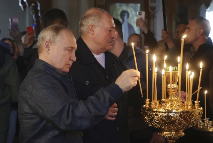 Ziemlich beste Freunde? Kremlchef Wladimir Putin und der belarussische Machthaber Alexander Lukaschenko bei einem gemeinsamen Klosterbesuch. (Archivbild) Putin Lukaschenko Verbündete Weissrussland