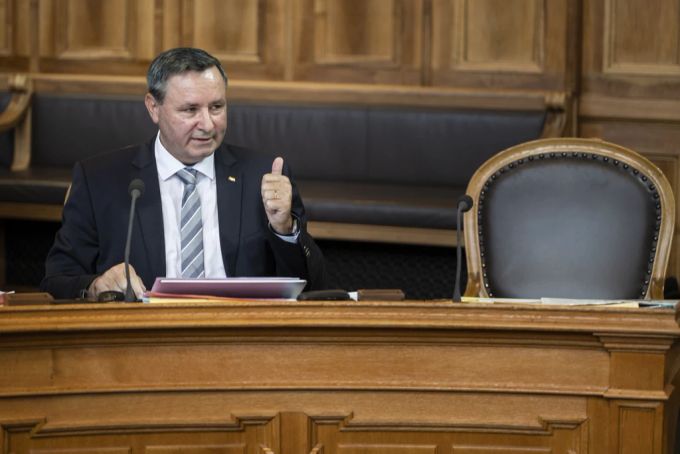 Werner Salzmann, Ständerat (SVP/BE), gilt als grosser Unterstützer der Armee. In der kleinen Kammer stimmten nur elf Politikerinnen und Politiker gegen die Erhöhung des Armeebudgets im Sommer 2022. Werner Salzmann Schweizer Armee