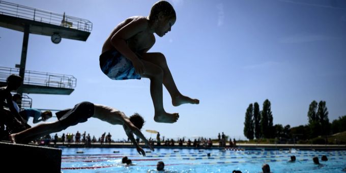 Sprung ins kalte Wasser: an heissen Tagen eine Wohltat. Freibad, Badi, Bellerive, Lausanne