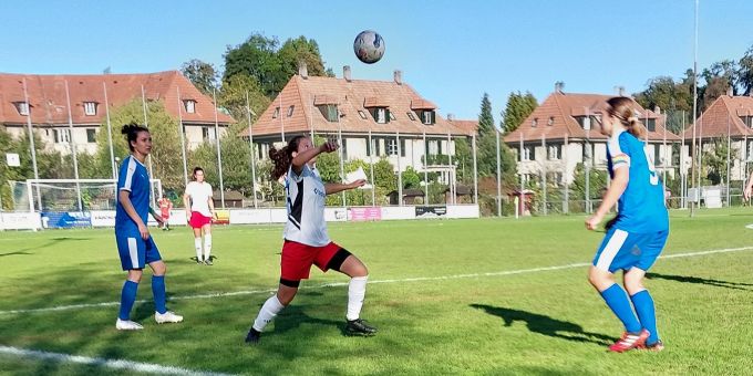 Vanessa Curumi von den «Breitsch»-Frauen setzt zum Kopfball an. breitenrain