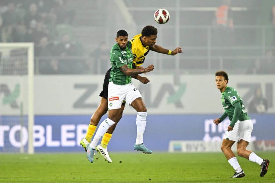 YBs Aurele Amenda im Luftduell mit Willem Geubbels vom FC St.Gallen.