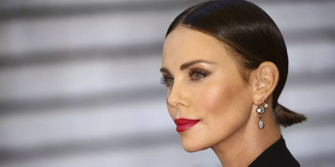 Charlize Theron ist die Erzfeindin von Angelina Jolie. Ihr wird eine Liebelei mit Jolies Ex Brad Pitt nachgesagt. Angelina Jolie