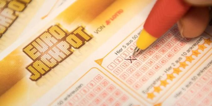 Eine Kundin füllt einen Eurojackpot-Lotterie-Schein aus. Foto: Fabian Sommer/Archiv