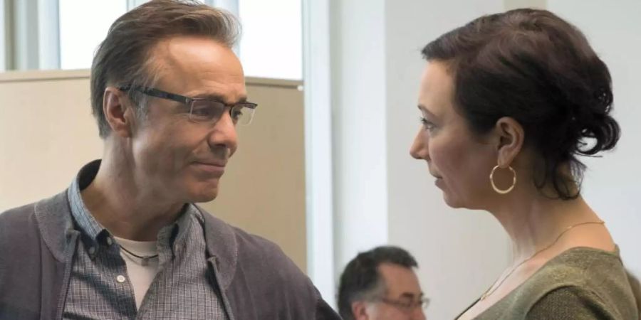Judith (Ursula Strauss) lässt sich von Volker Lehmann (Hannes Jaenicke) nicht aus der Ruhe bringen. Foto: NDR/Christine Schroeder