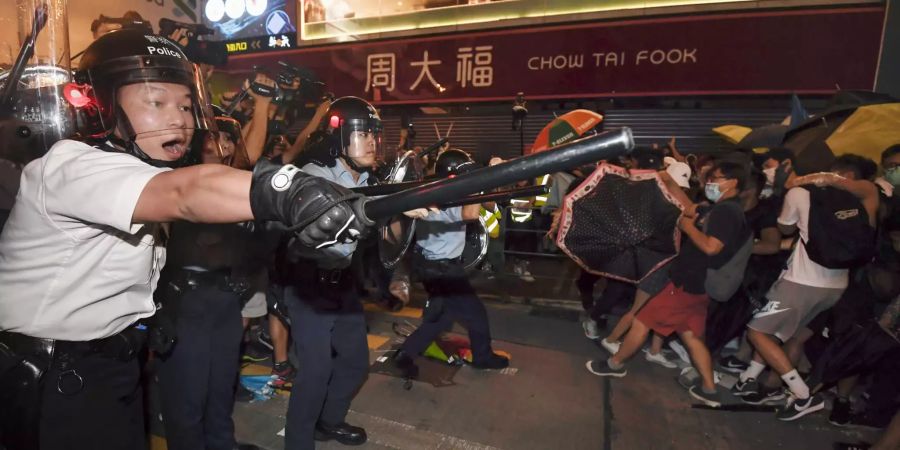 Demonstranten stossen während eines Protests mit Polizisten zusammen.