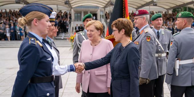 Annegret Kramp-Karrenbauer, Bundesvorsitzende der CDU, steht neben Bundeskanzlerin Angela Merkel (CDU), beim Gelöbnis im Bendlerblock. 75. Jahrestag Attentat Hitler