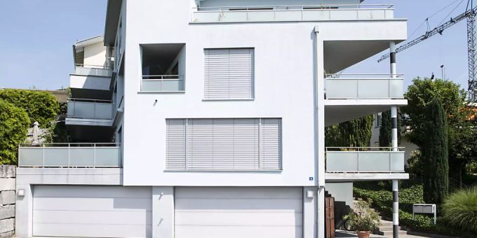 In diesem Haus hat ein Schweizer Vater seine Familie ausgelöscht. Die Polizei fand die vier Toten am Donnerstagabend. In diesem Haus hat ein Schweizer Vater seine Familie ausgelöscht. Die Polizei fand die vier Toten am Donnerstagabend.