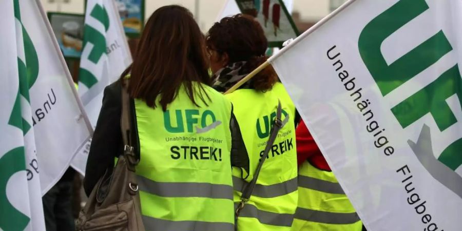 Flugbegleiter der Lufthansa-Töchter Eurowings und Germanwings Gewerkschaft UFO während einer Kundgebung. Foto Oliver Berg Foto: Oliver Berg