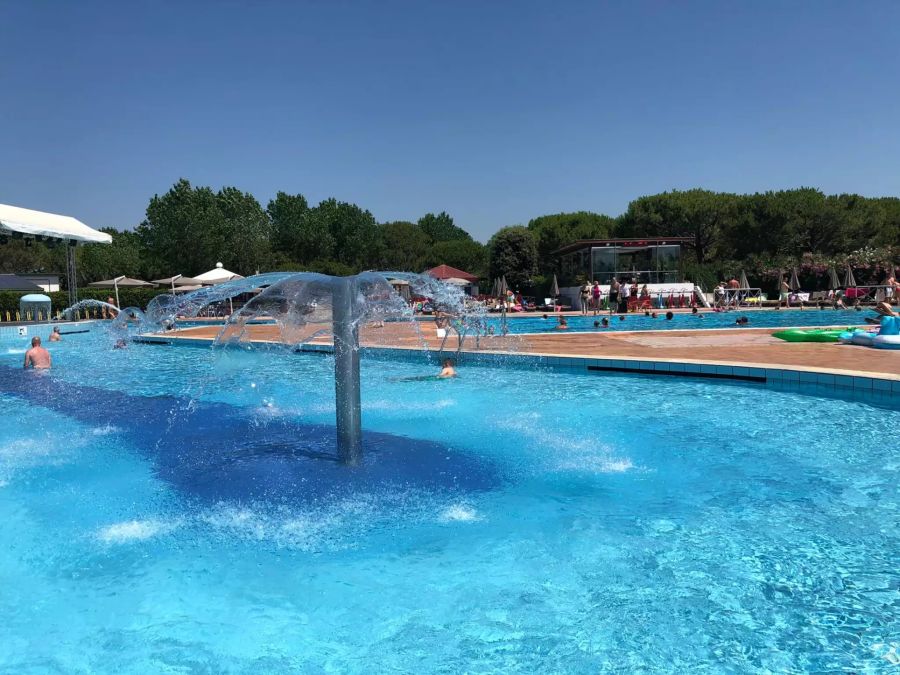 Ein grosses Schwimmbad, wie auch diverse Whirlpools dürfen natürlich nicht fehlen.