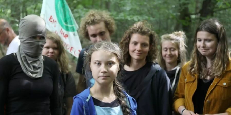 Greta Thunberg mit Aktivisten im Hambacher Forst