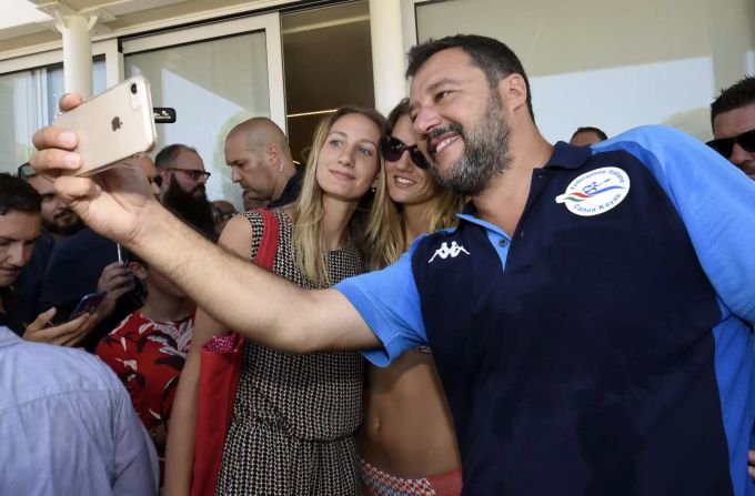 Matteo Salvini, Innenminister von Italien, trifft mit Anhängern im Rahmen seiner «Italienischen Sommertournee» zusammen. Regierungskrise in Italien