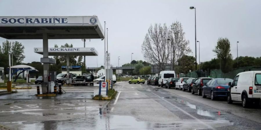 Autoschlange vor einer Tankstelle in Portugal im April