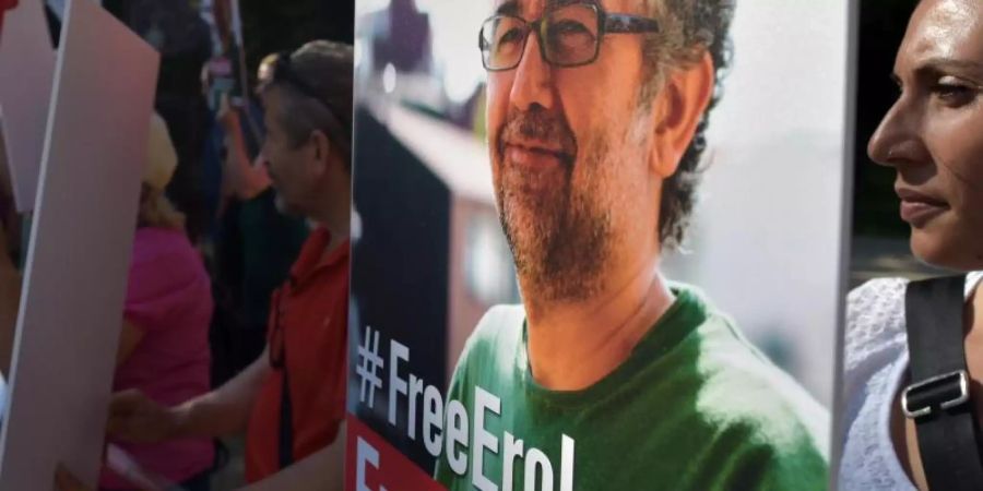 Aktivisten von Reporter ohne Grenzen und Amnesty International demonstrieren vor der Botschaft der Türkei mit einem Porträt von Erol Önderoglu. Foto: Klaus-Dietmar Gabbert