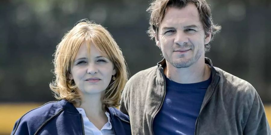 Laura Tonke und Felix Klare stehen für den NDR-Krimi «Kein einfacher Mord» gemeinsam vor der Kamera. Foto: Axel Heimken