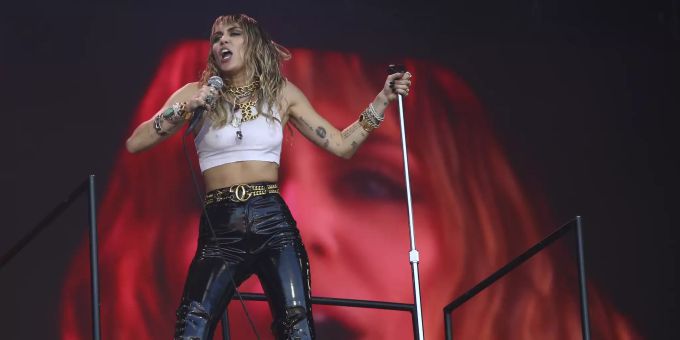 Trotz Ehe - Miley Cyrus steht noch immer auf Frauen