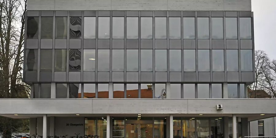 Ein 42-jähriger Mann, der den kleinen Sohn seiner Freundin zu Tode schüttelte, muss 13 Jahre ins Gefängnis. Das Aargauer Obergericht bestätigte den Schuldspruch. (Archivbild)