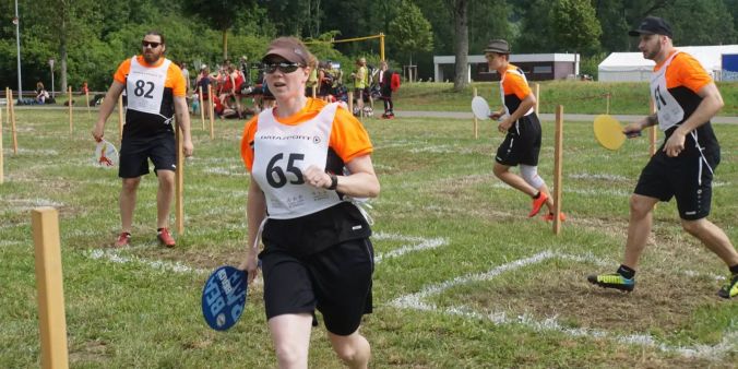 Beim zweiten Spiel, dem Beach, passen sich die SpielerInnen einen kleinen Ball im Viereck zu…