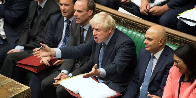 Premierminister Boris Johnson ist während der Debatte im britischen Unterhaus sichtlich aufgebracht. Boris Johnson Unterhaus Brexit