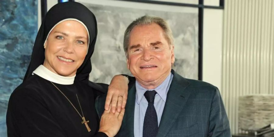 Die ARD-Fernsehserie «Um Himmels Willen» mit Fritz Wepper (als Bürgermeister Wolfgang Wöller) und Janina Hartwig (als Schwester Hanna) hat das Quotenrennen für sich entschieden. Foto: Ursula Düren