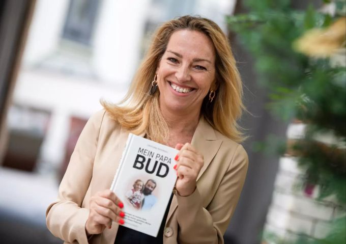Cristiana Pedersoli, Tochter vom Schauspieler Bud Spencer, hält ihr Buch über ihren Vater «Mein Papa Bud». Cristiana Pedersoli bud spencer
