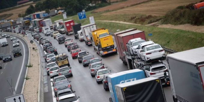 Stau auf einer Autobahn. stau