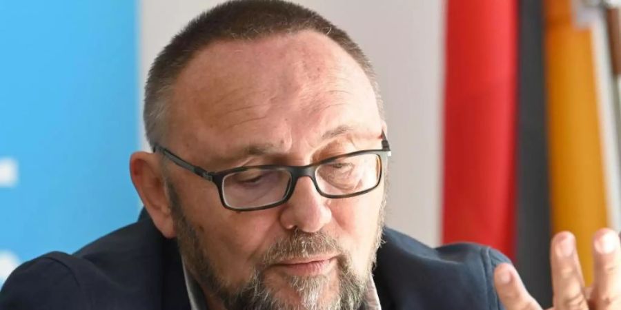 Frank Magnitz, Vorsitzender der AfD in Bremen, erklärt bei einer Pressekonferenz seinen und den Austritt zwei anderer Mitglieder aus der AfD-Fraktion der Bremer Bürgerschaft. Foto: Carmen Jaspersen