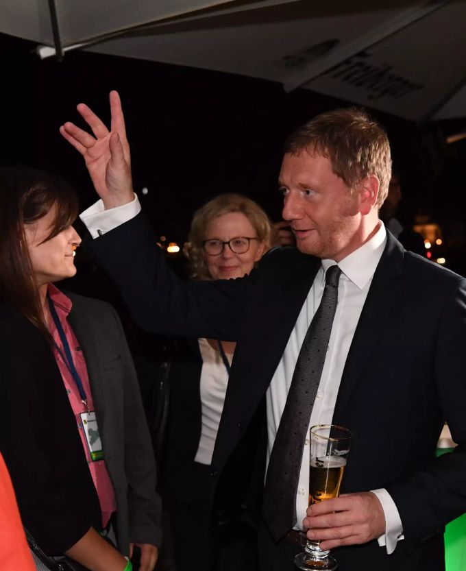 Michael Kretschmer, Ministerpräsident von Sachsen trinkt bei der CDU-Wahlparty der Landtagswahl in Sachsen ein Bier. Landtagswahl Sachsen