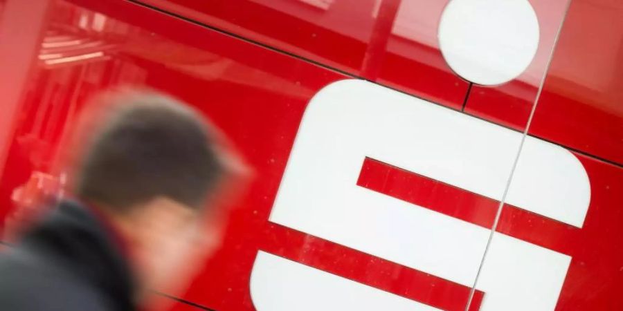 Höhere Gebühren oder gar Strafzinsen für Sparkassenkunden werden nach Einschätzung des Dachverbands DSGV wahrscheinlicher. Foto: Julian Stratenschulte