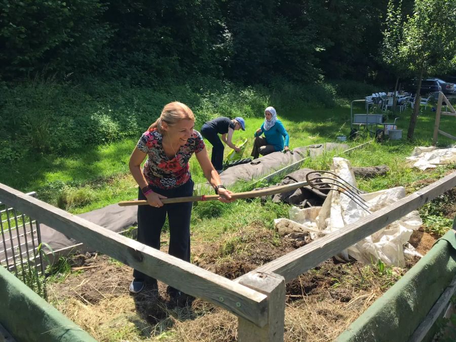 Die SP-Nationalrätin packt im Garten mit an.