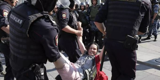 Im Zentrum Moskaus führen Polizisten eine Frau ab. Foto: Alexander Zemlianichenko/AP Im Zentrum Moskaus führen Polizisten eine Frau ab. Foto: Alexander Zemlianichenko/AP