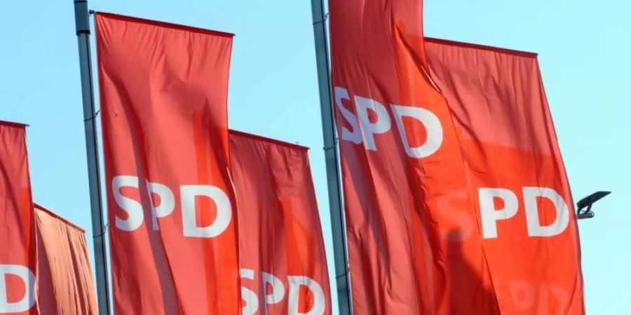 SPD-Fahnen im Wind. Foto: Patrick Seeger