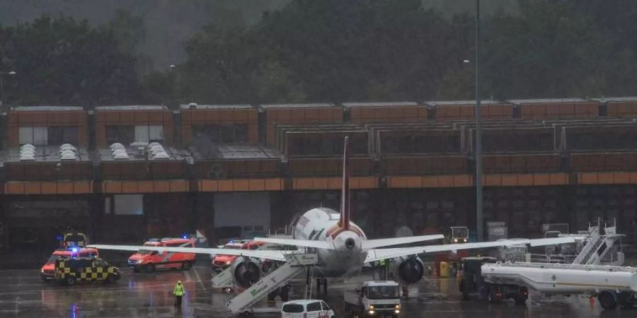 Einsatzfahrzeuge der Feuerwehr stehen neben der Eurowings-Maschine am Berliner Flughafen Tegel. Foto: Paul Zinken