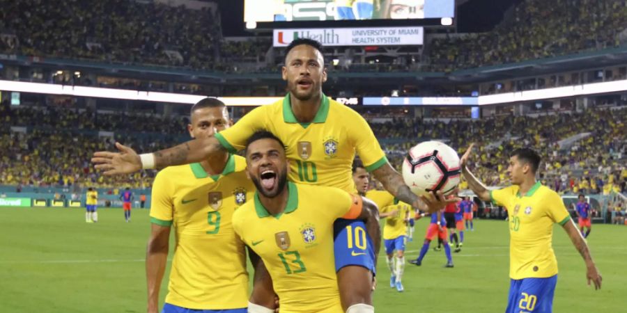 Neymar ist zurück: Der brasilianische Fussballstar feiert gemeinsam mit Dani Alves (13) und Richarlison (9) seinen Treffer zum 2:2