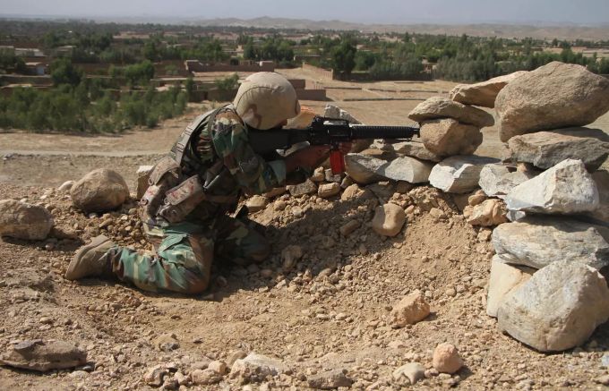 Ein Mitglied der afghanischen Sicherheitskräfte nimmt an einer Militäroperation teil. Militäroperation in Afghanistan