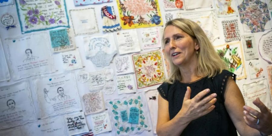 Diana Weymar vor Trump-Stickereien